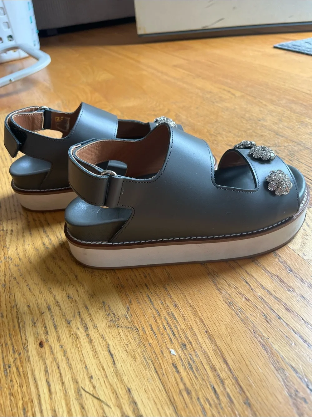 GANNI dad sandal with rhinestones. Size 36, grey.